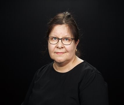 Riitta Hämäläinen toimii informaatikkona Monikielisessä kirjastossa. 